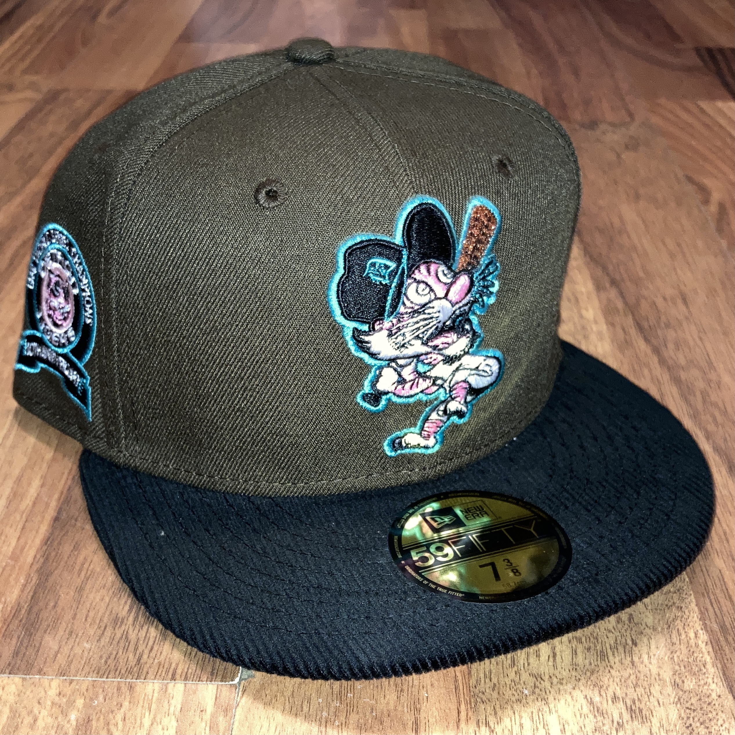 Detroit Tigers 59FIFTY MLB Cooperstown exclusive Cap Walnut Black Cord Pink von New Era Front Front