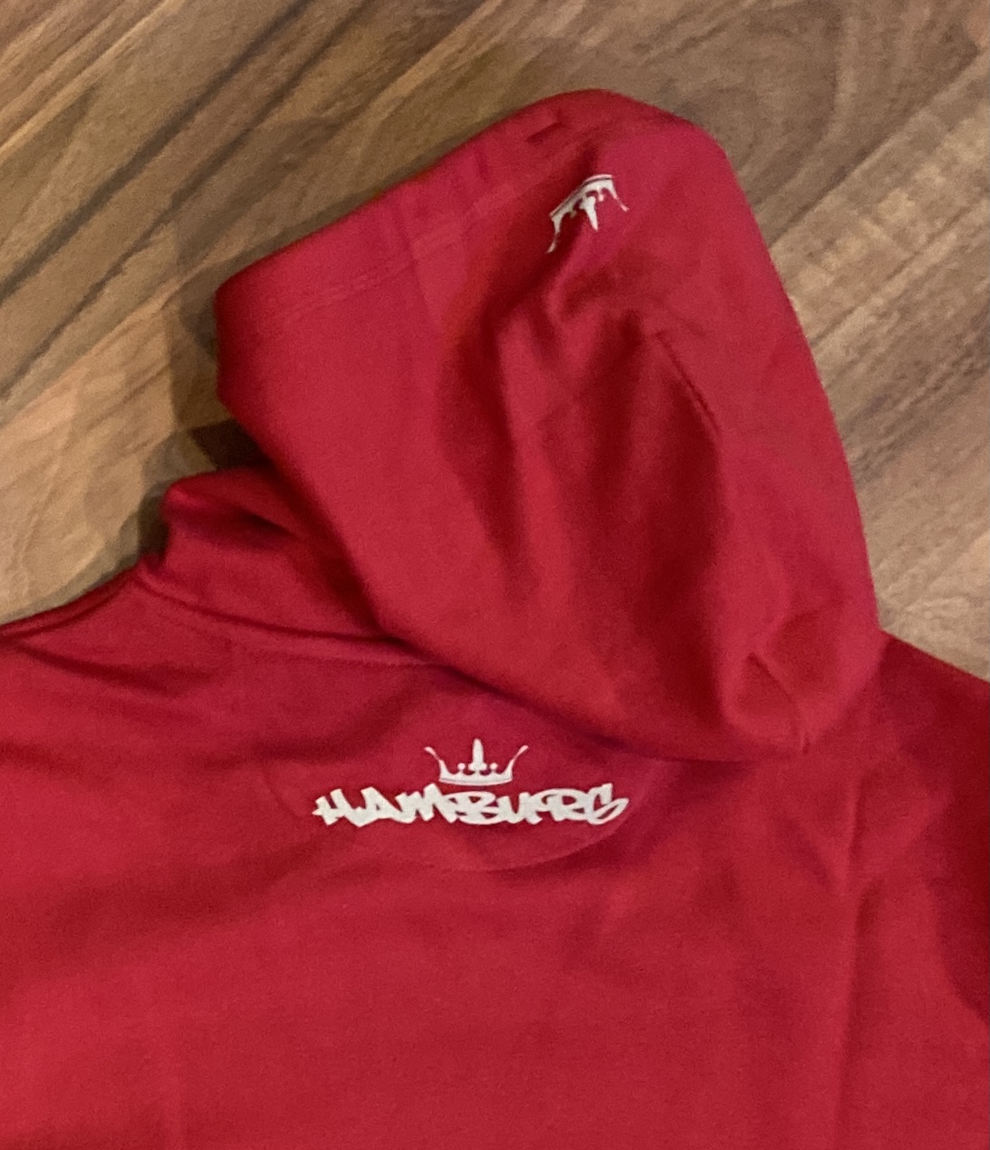 manystyles Survival of the Fittest Crown exclusive Hamburg Hooded Sweatshirt mit Kapuze in Fire Red 3M Reflected Print Material detail