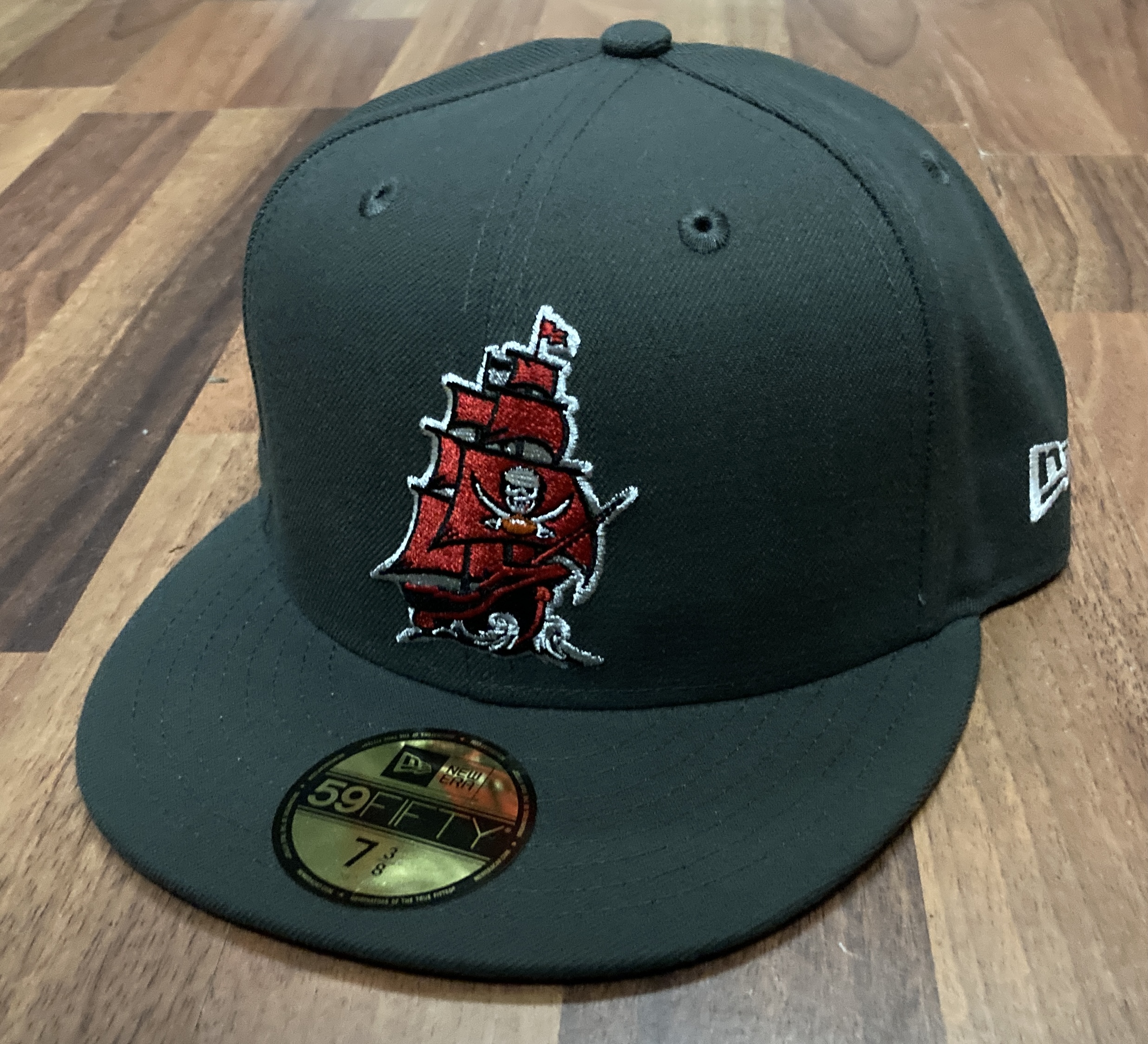 manystyles exclusive Tampa Bay Buccaneers 59FIFTY NFL Classic Pirate Ghost Ship Cap in Dark Pewter Red OTC von New Era Front